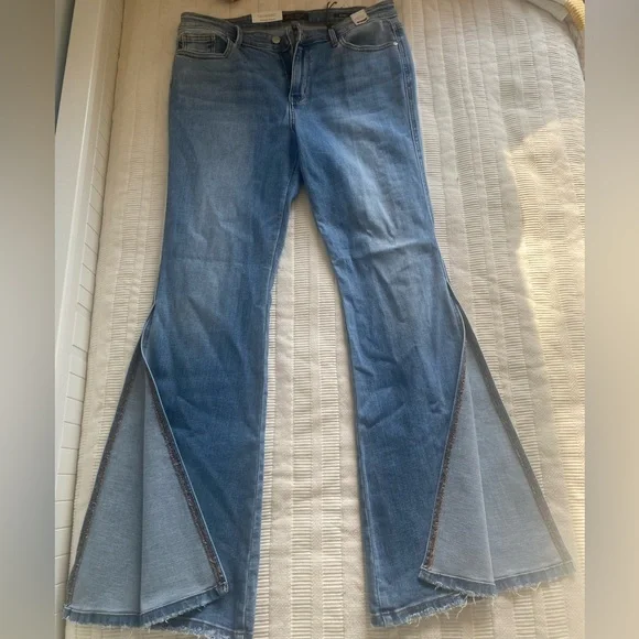 Judy Blue Mid Rise Medium Wash Peak-A-Boo Hem Slit Flare Jeans - Picture 8 of 12